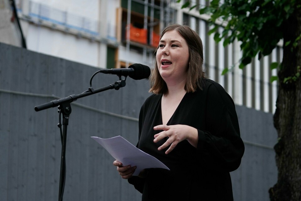 Leder i AUF Astrid Hoem under minnemarkeringen på minnestedet foran Høyblokka i Regjeringskvartalet. Leder i AUF Astrid Hoem under minnemarkeringen på minnestedet foran Høyblokka i Regjeringskvartalet. Foto: Amanda Pedersen Giske / NTB