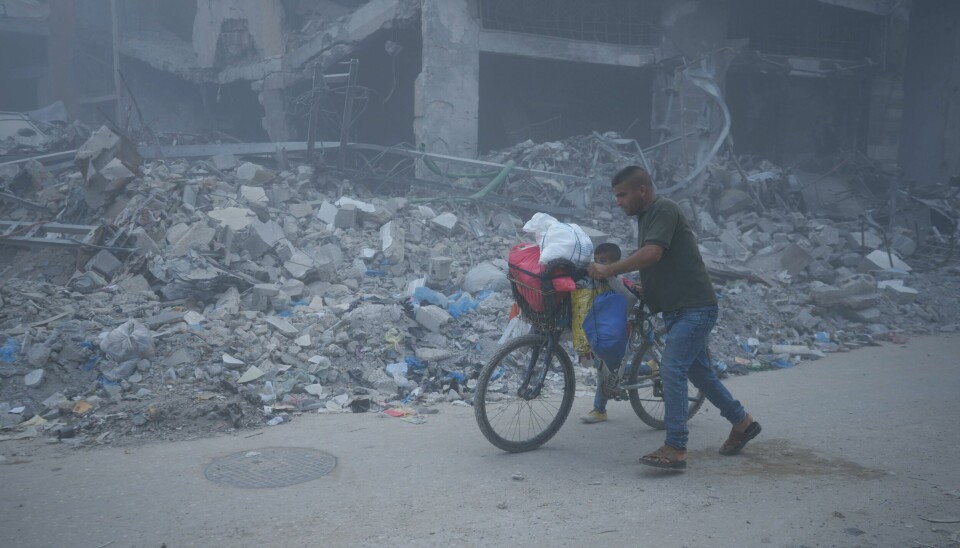Støv fra eksplosjoner fra israelske angrep dekket Khan Younis mandag. Støv fra eksplosjoner fra israelske angrep dekket Khan Younis mandag. Foto: Abdel Kareem Hana / AP NTB