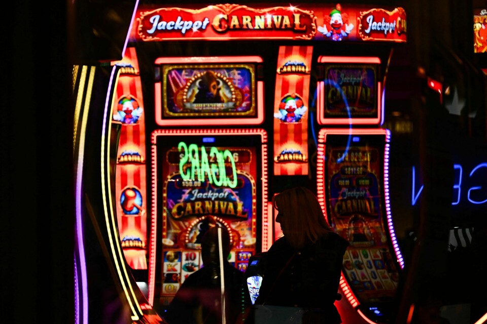 Illustrasjonsfoto: Det er åpenbart at man heller bør regulere kasino-aktivitet og holde pengestrømmen i landet, skriver innleggsforfatteren. Customers use slot machines inside a casino ahead of a strike deadline for the Culinary Workers and Bartenders Unions contract before the Super Bowl in downtown Las Vegas, Nevada on February 2, 2024. The Kansas City Chiefs will meet the San Francisco 49ers in Super Bowl LVIII on February 11, 2024 at the Allegiant Stadium in Las Vegas.