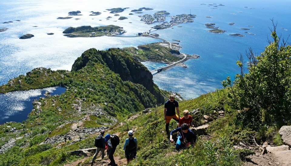 Turister på toppen av Festvågtinden ved Henningsvær i Lofoten. Bildet viser folk som går på en topp fra Henningsvær i Lofoten. Illustrasjonsfoto: Rune Stoltz Bertinussen / NTB