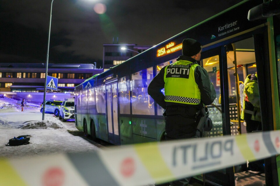 Riksadvokaten har henlagt bussdrapssaken i Bærum fordi siktede var under 15 år på gjerningstidspunktet. En mann i 20-årene døde natt til lørdag etter å ha blitt knivstukket på en buss på Dønski i Bærum fredag kveld. Gjerningsmannen meldte seg selv for politiet natt til lørdag. Han er under den strafferettslige lavalder. Foto: Frederik Ringnes / NTB