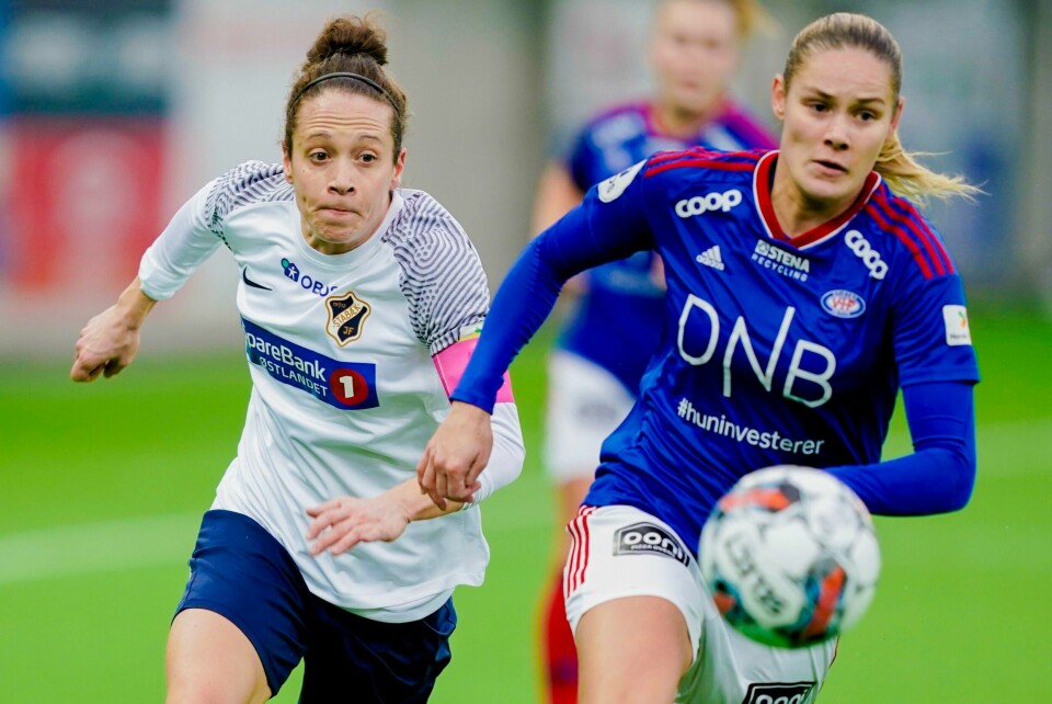 Andrine Tomter (t.h.) er klar for Rosenborg. Her fra tiden i Vålerenga Andrine Tomter gir seg i Vålerenga. Foto: Heiko Junge / NTB