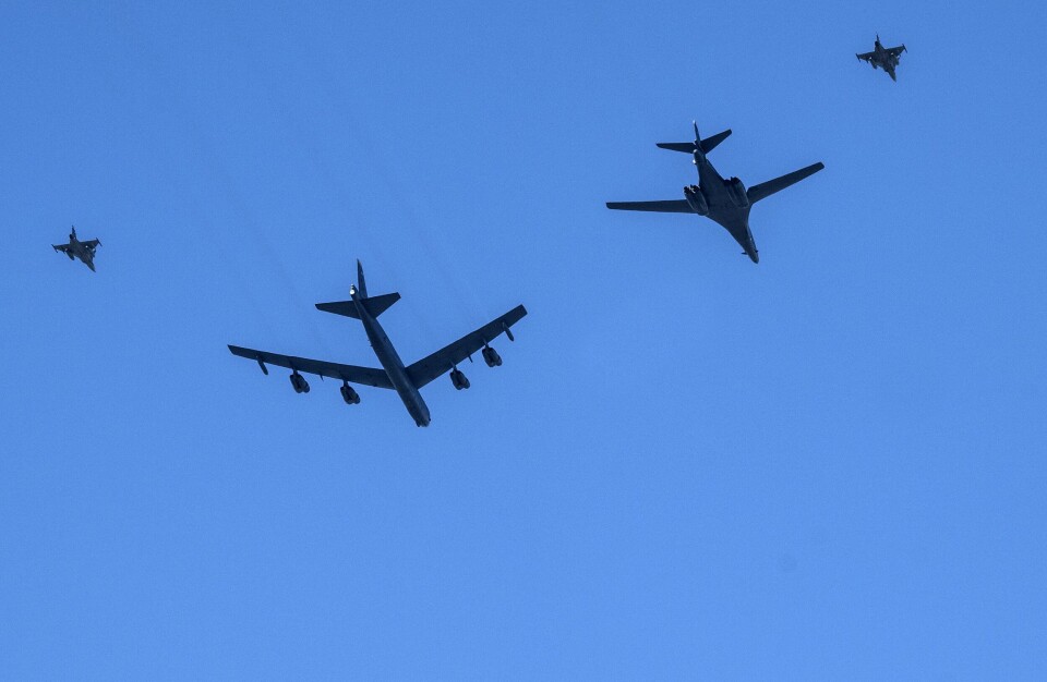 Illustrasjonsfoto To amerikanske bombefly av typen B-52 Stratofortress (andre til venstre) fløy søndag over Norge og Finland. Her fra Sverige tidligere i år.