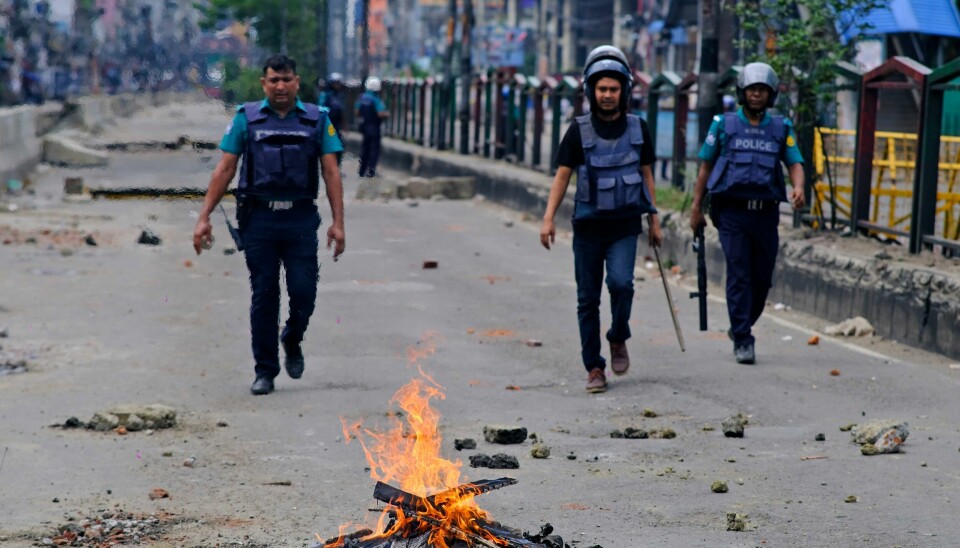 Politiet patruljerer gatene i Dhaka, hovedstaden i Bangladesh. Myndighetene har nå sagt at de skal åpne mobilnettet, som har vært stengt i hele landet i over en uke. Politiet patruljerer gatene i hovedstaden Dhaka etter at et landsomfattende portforbud ble innført i Bangladesh. Foto: Mahmud Hossain Opu / AP / NTB
