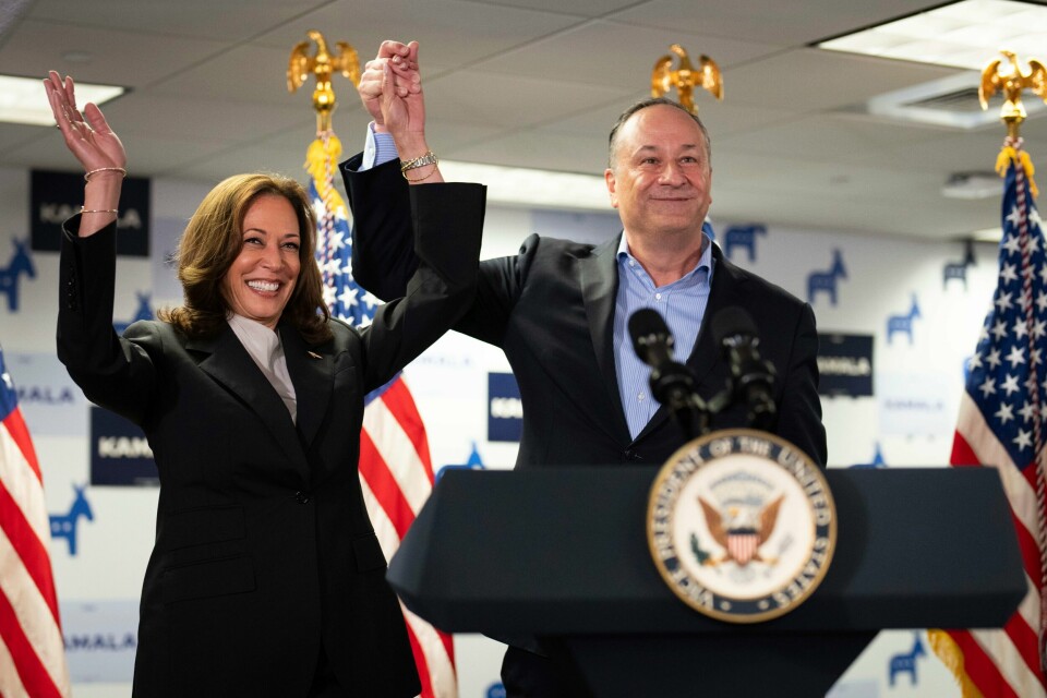 Visepresident Kamala Harris og ektemannen Doug Emhoff i valgkamphovedkontoret i Wilmington mandag. Visepresident Kamala Harris og ektemannen Doug Emhoff i valgkamphovedkontoret i Wilmington mandag. Foto: Erin Schaff / The New York Times via AP / NTB