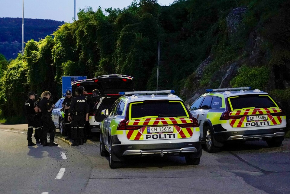 Nødetatene på stedet etter mulig skudd mot bil i Drøbak sentrum. Nødetatene på stedet etter mulig skudd mot bil i Drøbak sentrum.