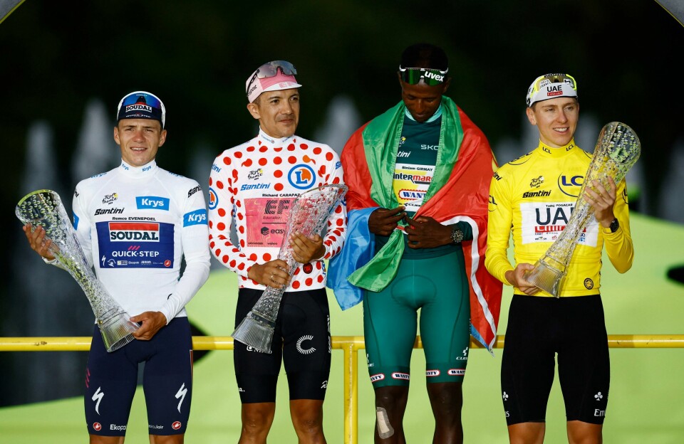 Tadej Pogacar (t.h.) tok en suveren sammenlagtseier i årets Tour de France, og fikk besøk på podiet av de andre trøyevinnerne. Fra venstre: Remco Evenepoel (hvit trøye), Ricard Carapaz (klatretrøya) og Biniam Girmay (poengtrøya). Tadej Pogacar (t.h.) tok en suveren sammenlagtseier i årets Tour de France, og fikk besøk på podiet av de andre trøyevinnerne. Fra venstre: Remco Evenepoel (hvit trøye), Ricard Carapaz (klatretrøya) og Biniam Girmay (poengtrøya).