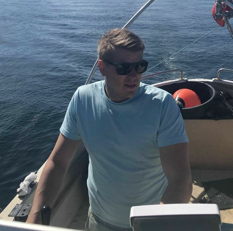 John Roger Øksnes var på stranda med familien da de fant sekken med kranier. Hodekraniene til tre kattunger og en voksen katt ble funnet på en strand i Brønnøy kommune. John Roger Øksnes var den som fant det.