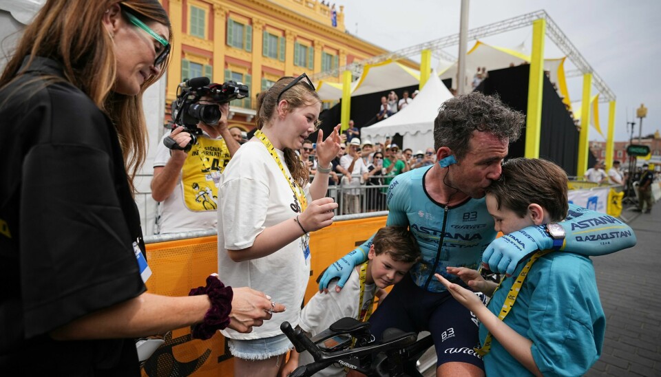 Britain's Mark Cavendish hugs his wife and children after the twenty-first stage of the Tour de France cycling race, an individual time trial over 33.7 kilometers (20.9 miles) with start in Monaco and finish in Nice, France, Sunday, July 21, 2024. (AP Photo/Laurent Cipriani, Pool) Mark Cavendish markerte sin siste etappe i Tour de France med familien etter målgang. Foto: Laurent Cipriani / AP / NTB