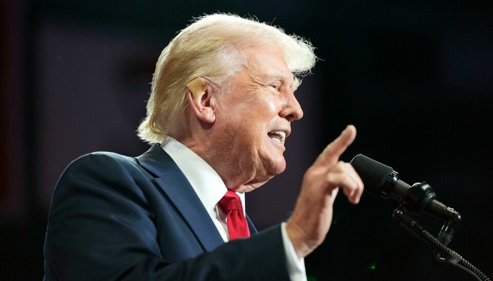 Donald Trump vil innføre ti prosent toll på alle importvarer til USA, og enda mer for kinesiske varer. Donald Trump under valgkampmøtet i Charlotte i North Carolina onsdag. Foto: Alex Brandon / AP / NTB