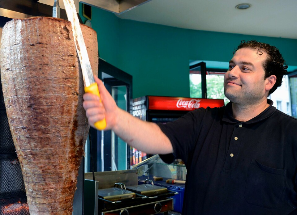 Berlinerne mener at döner kebaben ble oppfunnet i Berlin. I Neukölln og Kreuzberg finner du den over alt, og ved Rathaus Grill blir du garantert fornøyd. Berlinerne mener at döner kebaben ble oppfunnet i Berlin. I Neukölln og Kreuzberg finner du den over alt, og ved Rathaus Grill blir du garantert fornøyd. Foto: Axel Sandberg / NTB