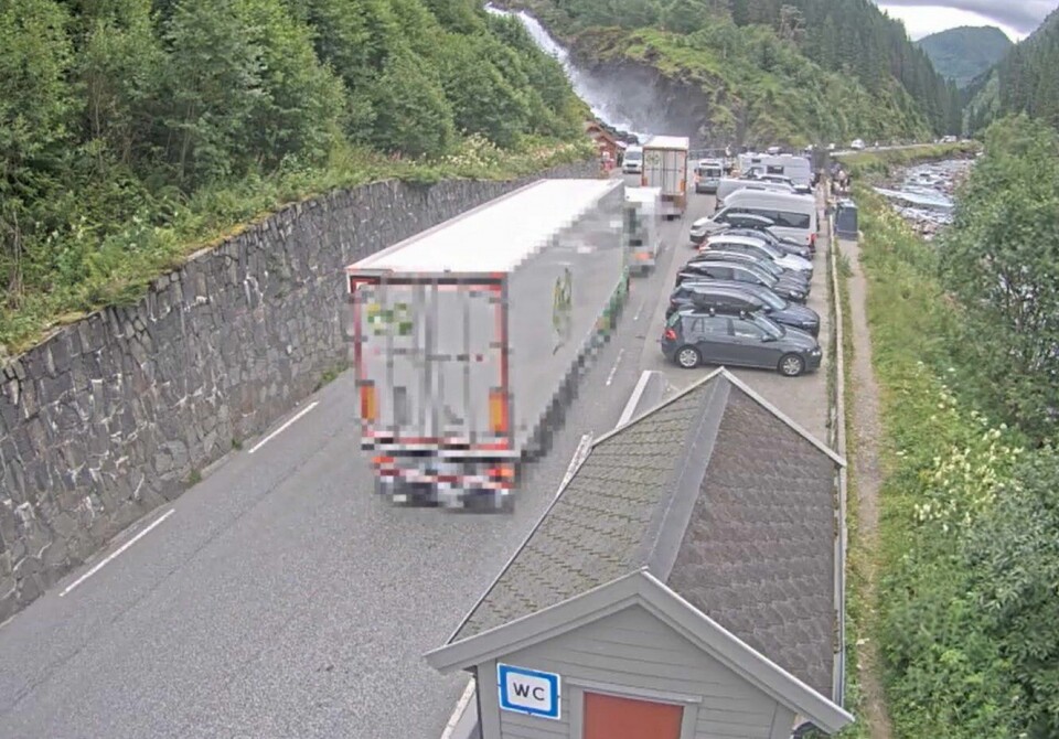 Statens vegvesen etterspør mer trafikksikker atferd ved Låtefoss. Statens vegvesen etterspør mer trafikksikker atferd ved Låtefoss. Foto: Statens vegvesen / NTB