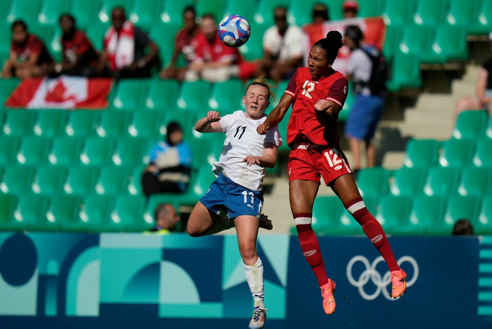 New Zealands Katie Kitching (til venstre) og Canadas Jade Rose i duell i kampen som Canada vant 2-1. Canadas angivelige bruk av drone for å spionere på motstanderen har blitt en stor sak under OL. New Zealands Katie Kitching (til venstre) og Canadas Jade Rose i duell i kampen som Canada vant 2-1. Canadas angivelige bruk av drone for å spionere på motstanderen har blitt en stor sak under OL. Foto: Silvia Izquierdo / AP / AP