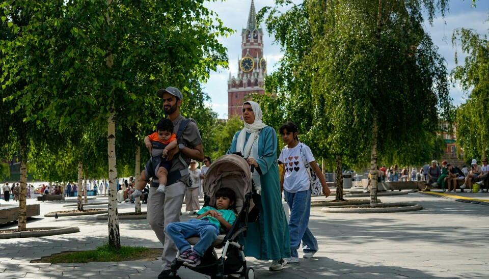 En barnefamilie spaserer i en park i Moskva. Trass i store tilskudd til familier med mange barn er fødselsraten i Russland rekordlav. En barnefamilie spaserer i en park i Moskva. Trass i store tilskudd til familier med mange barn er fødselsraten i Russland rekordlav. Foto: Pavel Bednyakov / AP / NTB