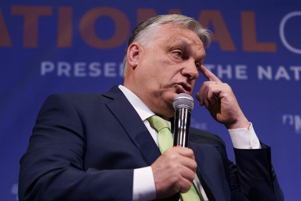 Ungarns statsminister Viktor Orban er stadig på kant med EU. Hungary's Prime Minister Viktor Orban delivers a keynote presentation during the 'NatCon' national conservatism conference gathering hard-right European politicians at the Claridge hotel in Brussels on April 17, 2024. A Brussels gathering of hard-right European politicians resumed on April 17, 2024, for a second day headlined by Hungarian leader Viktor Orban, after a top court scrapped a local ban widely denounced as an assault on free speech. (Photo by Simon Wohlfahrt / AFP)