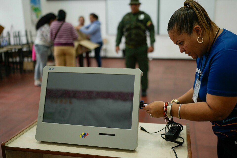 Valgarbeidere gjør klar stemmelokalene i forkant av søndagens valg i Venezuela. Valgarbeidere gjør klar stemmelokalene i forkant av søndagens valg i Venezuela. Foto: Matias Delacroix / AP / NTB