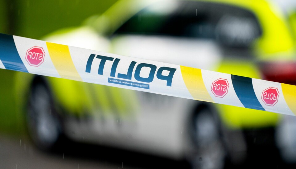 Illustrasjonsfoto Illustrasjon: Sperrebånd med politi logo og politibil.