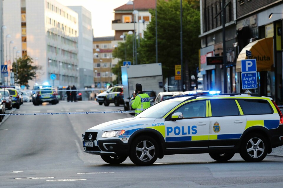 Illustrasjonsfoto Vold med skytevåpen har økt markant i Sverige, ifølge undersøkelse. Her har svensk politi sperret av området hvor det var en skyteepisode i sentrum av Helsingborg i 2018. Arkivfoto: Andreas Hillergren/ TT / NTB