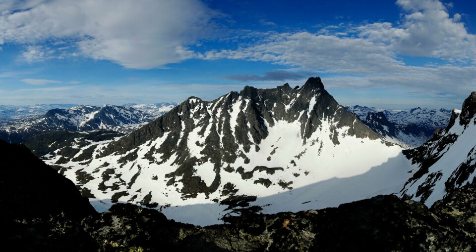 To personer sitter natt til fredag skårfast på Store Skagastølstind. Fjellet, som er Norges tredje høyeste fjell, rager 2405 meter over havet. Arkivfoto. To personer sitter natt til fredag skårfast på Store Skagastølstind. Fjellet, som er Norges tredje høyeste fjell, rager 2405 meter over havet. Foto: Cornelius Poppe / NTB