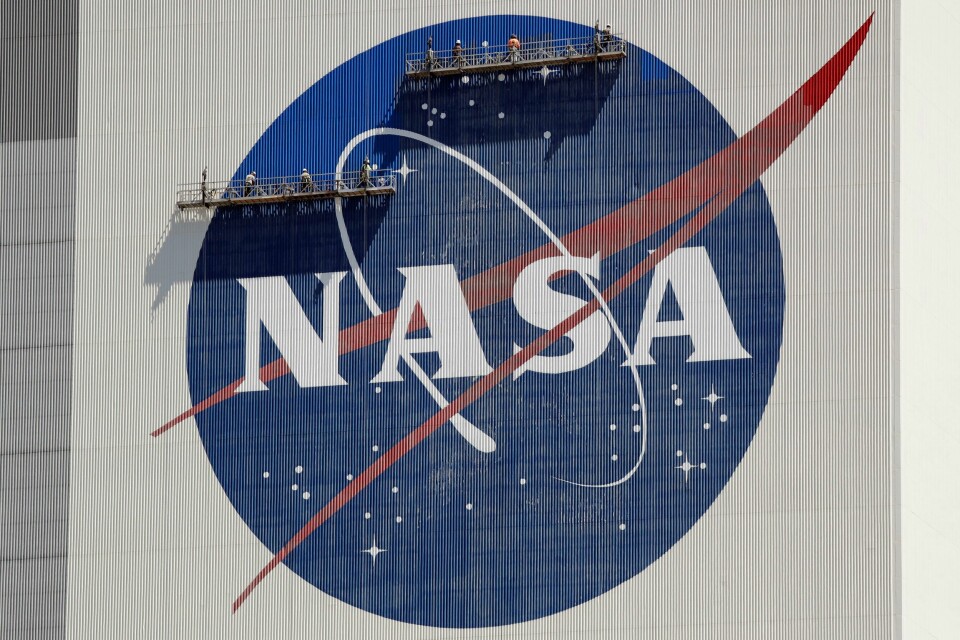 Illustrasjonsfoto Det er så langt ikke kjent hvem som skal lede ufo-forskningen hos Nasa, eller hva den nyopprettede stillingen vil koste. Bildet viser malere som pynter på Nasa-logoen ved Kennedy Space Center i Florida i 2020. Arkivfoto: John Raoux / AP / NTB