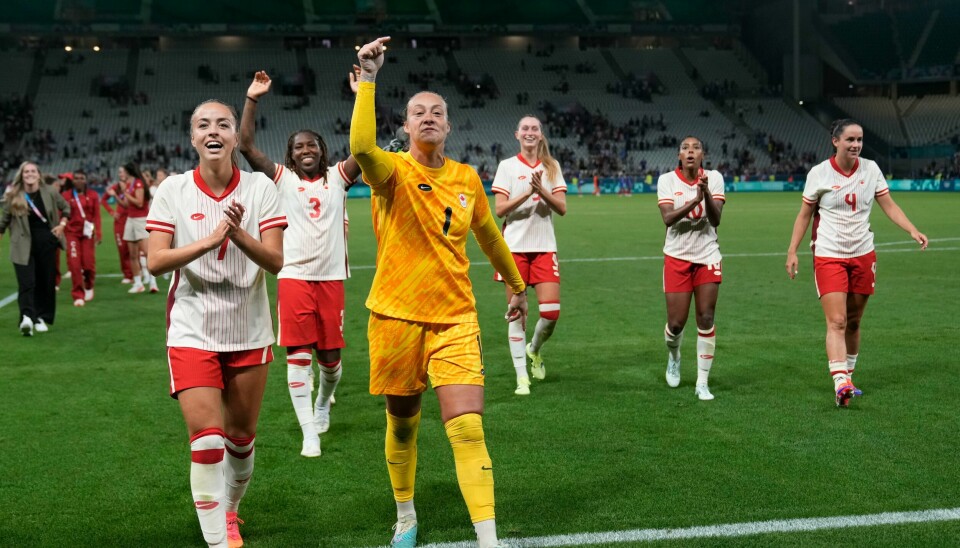 Canadas spillere feirer etter å ha slått Frankrike 2-1 i OLs fotballturnering. Laget er trukket seks poeng på grunn av dronespionasje, men kan likevel gå videre og til og med bli gruppevinner. Canadas spillere feirer etter å ha slått Frankrike 2-1 i OLs fotballturnering. Laget er trukket seks poeng på grunn av dronespionasje, men kan likevel gå videre og til og med bli gruppevinner. Foto: Silvia Izquierdo, AP / NTB