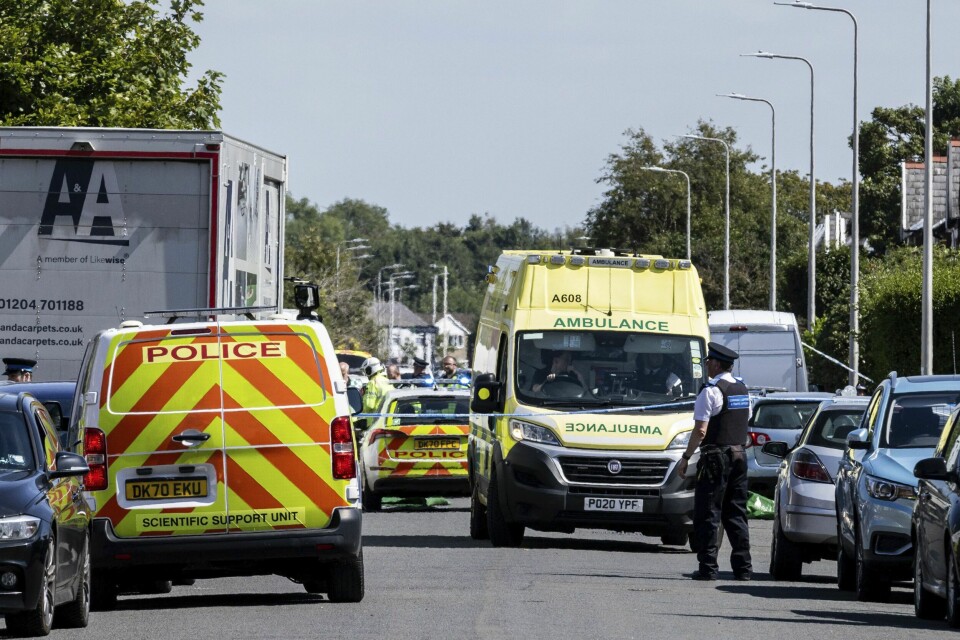 Så langt er tre barn døde etter knivangrepet i Southport nord for Liverpool mandag. Tilstanden er kritisk for flere av dem som ble skadet i angrepet. Tilstanden er fortsatt kritisk for åtte av de skadede – seks barn og to voksne – etter mandagens knivangrep i Southport. En 17-åring er pågrepet for angrepet, der to barn ble drept. Foto: James Speakman / PA / AP / NTB