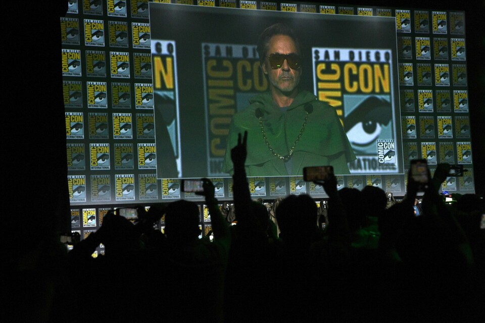 Robert Downey Jr. var med i panelet til Marvel under Comic-Con lørdag. Han får nå en ny rolle i Avengers-filmene. Robert Downey Jr. var med i panelet til Marvel under Comic-Con lørdag. Han får nå en ny rolle i Avengers-filmene. Foto: Richard Shotwell / Invision / AP / NTB