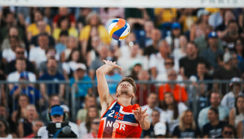 Anders Mol og Christian Sørum vant 2-0 i sett foran et entusiastisk publikum. Christian Sørum i første kamp i gruppespillet i sandvolleyball ved Eiffeltårnet under Paris-OL. Foto: Stian Lysberg Solum / NTB.
