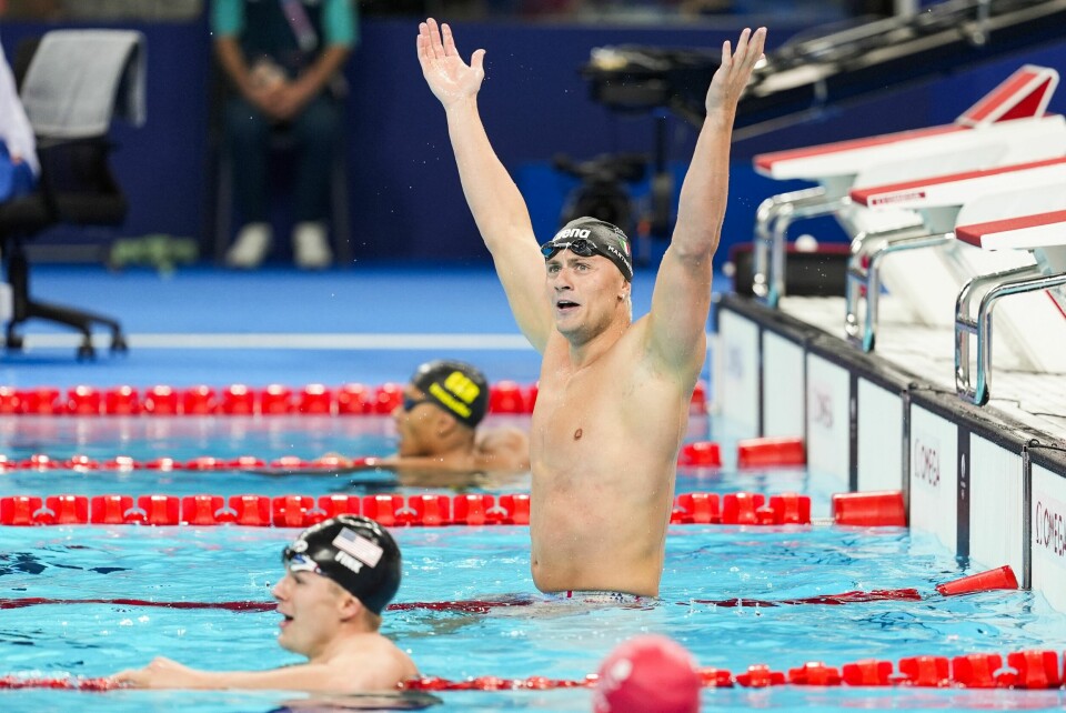 Nicolò Martinenghi jubler etter å ha vunnet 100 meter bryst i en finale der to hundredeler skilte mellom de tre beste. Nicolò Martinenghi jubler etter å ha vunnet 100 meter bryst i en finale der to hundredeler skilte mellom de tre beste. Foto: Martin Meissner, AP / NTB