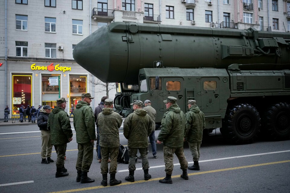 Russland ser på krigen som «eksistensiell» og vil med alle midler sikre en buffersone med et nøytralt Ukraina. Bildet viser russiske soldater som står ved siden av et russisk RS-24 Yars ballistisk missil, under en militæroppvisning i Moskva. Soldiers stand next to a Russian RS-24 Yars ballistic missile parked along Tverskaya street prior to a rehearsal for the Victory Day military parade in Moscow, on May 2, 2024. Russia's nuclear doctrine says the country could use nuclear weapons in response to a nuclear strike or an attack with conventional weapons that threatens 'the very existence' of the Russian state.