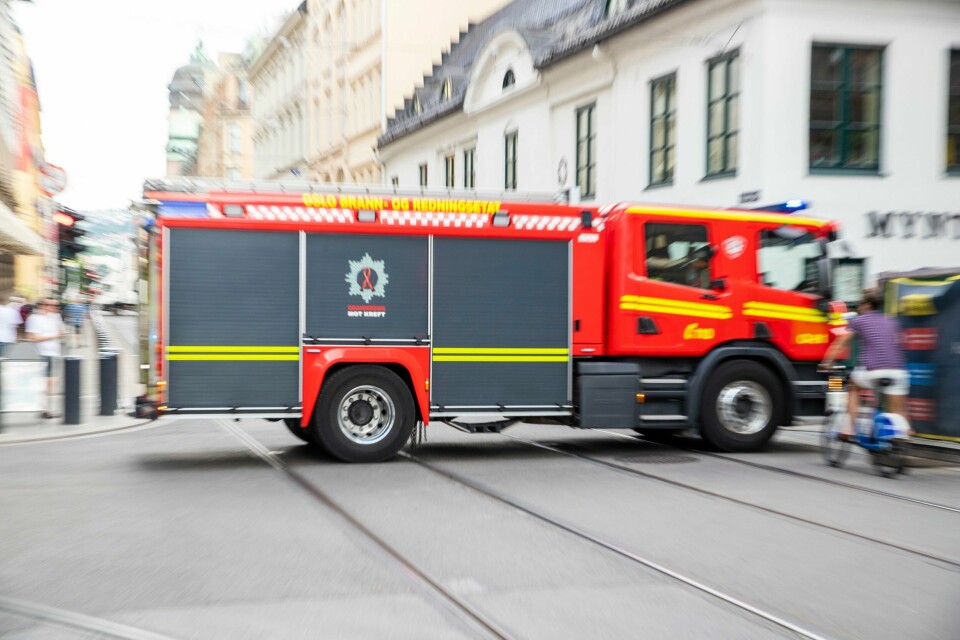 Brannvesenet har kontroll på en brann i et bolighus i Porsgrunn. Politiet har kommet i kontakt med beboerne som bekrefter at det ikke er personer i huset. Illustrasjonsfoto Brannbil under utrykning. Illustrasjonsbilde.