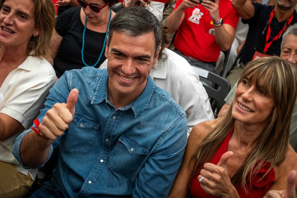 Ifølge spansk lov plikter man ikke å forklare seg i saker som angår nære familiemedlemmer. Denne bestemmelsen brukte statsminister Pedro Sánchez til å nekte å forklare seg i korrupsjonsetterforskningen av kona Begoña Gómez, som er anmeldt av en organisasjon knyttet til ytre høyre fløy i spansk politikk. Ifølge spansk lov plikter man ikke å forklare seg i saker som angår nære familiemedlemmer. Denne bestemmelsen brukte statsminister Pedro Sánchez til å nekte å forklare seg i korrupsjonsetterforskningen av kona Begoña Gómez, som er anmeldt av en organisasjon knytte til ytre høyre fløy i spansk politikk. Arkivfoto: Emilio Morenatti / AP / NTB