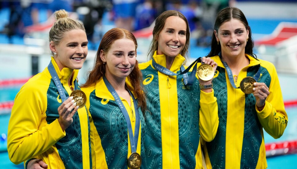Australia's Shayna Jack, Mollie O'Callaghan, Emma Mckeon and Meg Harris tok gull på 4 x 100 meter fri i Paris. Australia's Shayna Jack, Mollie O'Callaghan, Emma Mckeon and Meg Harris tok gull på 4 x 100 meter fri i Paris. Foto: Petr David Josek / AP / NTB