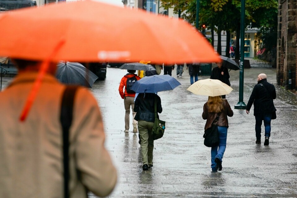 I juli har været gitt store kontraster mellom Nord- og Sør-Norge. I sør var det regn og lave temperaturer. Regnet skal fortsette gjennom helga, og forsikringsselskapene er forberedt på flere skademeldinger. Foto: Gorm Kallestad / NTB