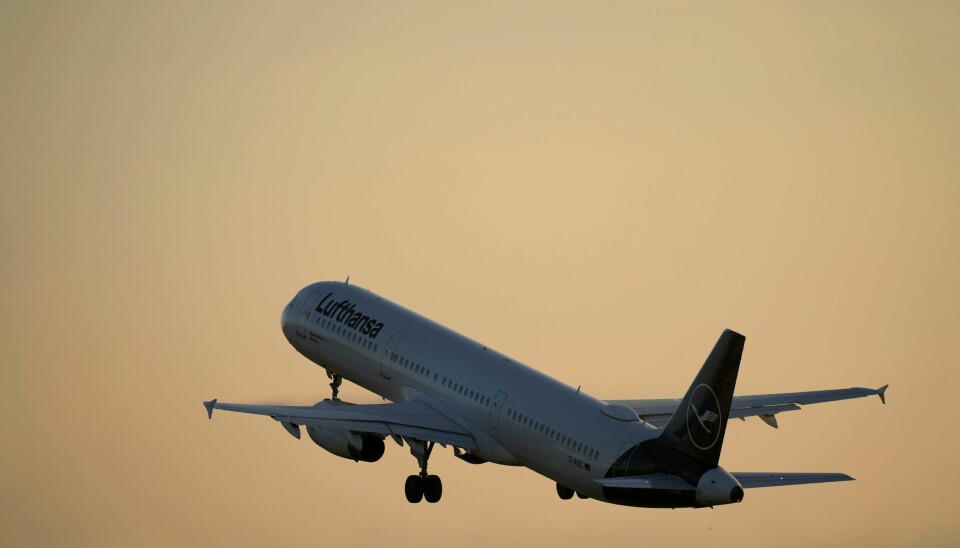 Illustrasjonsbilde: Forbud mot reklame for fly i Norges største by kan være et viktig tiltak for å redusere Norges utslipp, skriver forfatteren av innlegget. A Lufthansa Airbus A321 takes off from Lisbon at sunrise