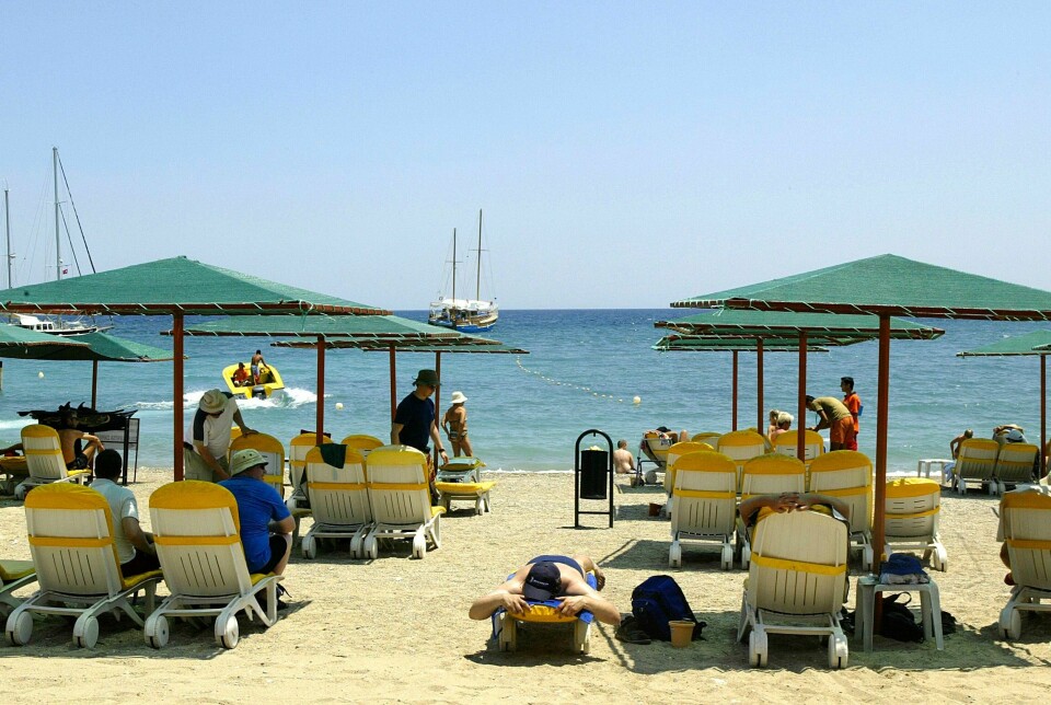 Det er ikke sikkert stranden frister om man har blitt matforgiftet på ferie i Tyrkia. Forsikringsselskapene får stadig flere henvendelser fra syke nordmenn i utlandet. Det er ikke sikkert stranden frister om man har blitt matforgiftet på ferie i Tyrkia. Forsikringsselskapene får stadig flere henvendelser fra syke nordmenn i utlandet. Foto: Håkon Mosvold Larsen / NTB
