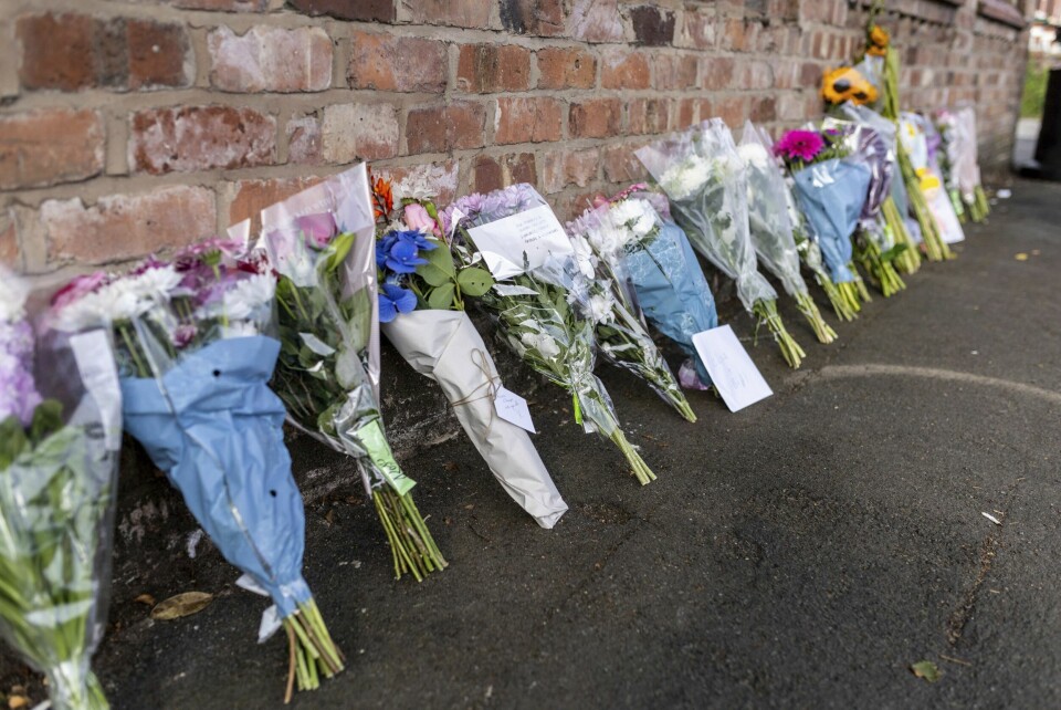 En britisk tenåring som er tiltalt for drapene på tre unge jenter i et knivangrep i Southport nord i England i juli, erkjenner ikke straffskyld. Blomster nær åstedet for knivangrepet i Southport. Foto: James Speakman / PA / AP / NTB