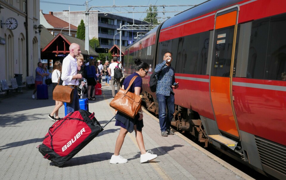 «Vi vil gjøre det enklere å reise kollektivt og binde Østfold mer sammen», skriver fylkesordførerkandidat Thor Hals (H). tog, jernbane, Fredrikstad stasjon, perrong, togpassasjerer