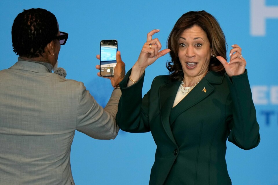 Sosiale medier og ny retorikk preger nå Kamala Harris valgkamp. En del av det er å karakterisere republikansk politikk og politikere som rar. Kamala Harris' framtoning og utsagn vekker mye oppsikt på internett, og videoer av henne blir redigert til å bli såkalte memes. Arkivfoto: Morry Gash / AP / NTB