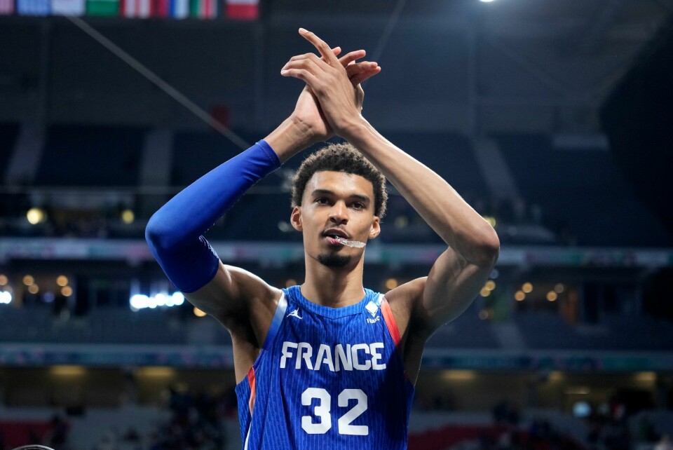 Victor Wembanyama takker tilskuerne for støtten etter å ha løftet Frankrike til seier over Japan. Foto: Michael Conroy, AP / NTB Victor Wembanyama takker tilskuerne for støtten etter å ha løftet Frankrike til seier over Japan. Foto: Michael Conroy, AP / NTB