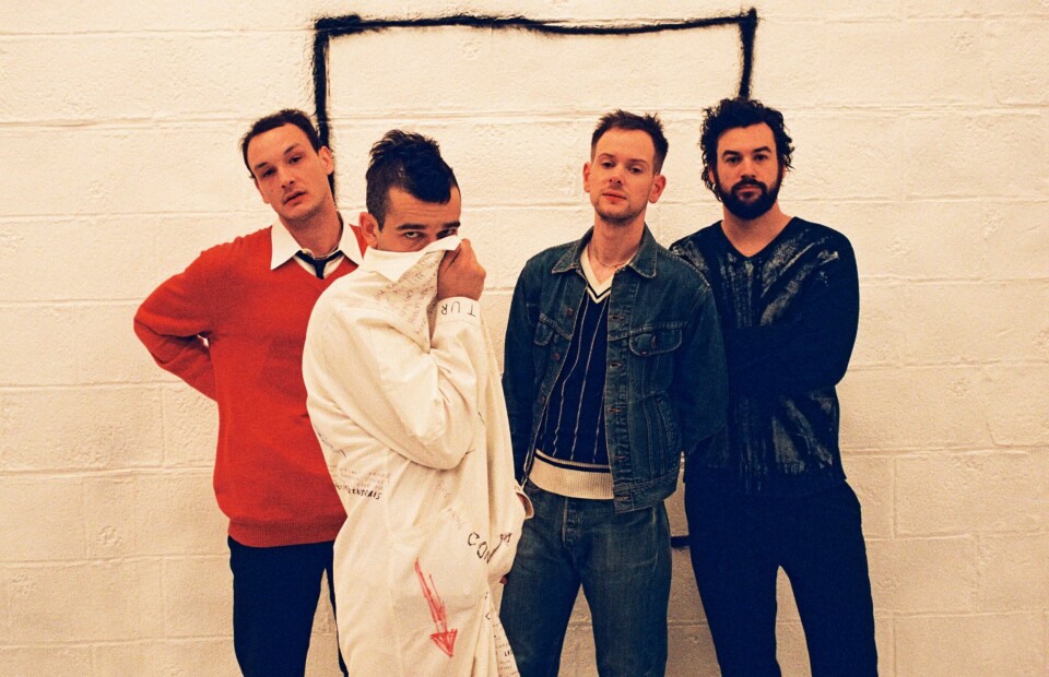 The 1975 er saksøkt for over 26 millioner kroner av festivalarrangørene bak Good Vibes, der frontmann Matty Healy kysset bassisten i protest mot Malaysias LHBT-fiendtlige lover. The 1975 er saksøkt for over 26 millioner kroner av festivalarrangørene bak Good Vibes, der frontmann Matty Healy kysset bassisten i protest mot Malaysias LHBT-fiendtlige lover. Foto: Universal Music / Handout / NTB