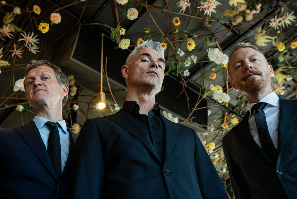 Comebackåret 2023 ble innbringende for Kaizers Orchestra, her representert ved kjernemedlemmene Geir Zahl, Janove Ottesen og Terje Winterstø Røthing. Siden nyttår har bandet øvd inn 45 sanger fra katalogen, som skal rulleres i tur og orden utover høstturnéen. Fansen kan vente variasjon, men også gode gamle slagere, lover bandet. Foto: Emilie Holtet / NTB