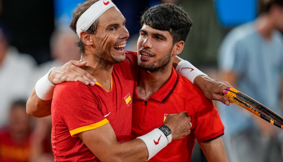 Rafael Nadal og Carlos Alcaraz under OL i Paris. Carlos Alcaraz (t.h.) er skal spille semifinale i OL. Dermed er han en av fire som skal spille om medalje i singleturneringen i tennis. Onsdag røk han ut av doubleturneringen med makker Rafael Nadal (t.v.) i kvartfinalen. Foto: Manu Fernandez / AP / NTB