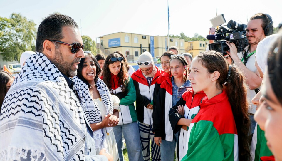 Gharahkhani og Jaffery ikledd palestinaskjerf i møte med et palestinsk fotballag på årets Norway Cup. Gharahkhani og Jaffery ikledd palestinaskjerf i møte med et palestinsk fotballag på årets Norway Cup. Foto: Tor Erik Schrøder / NTB