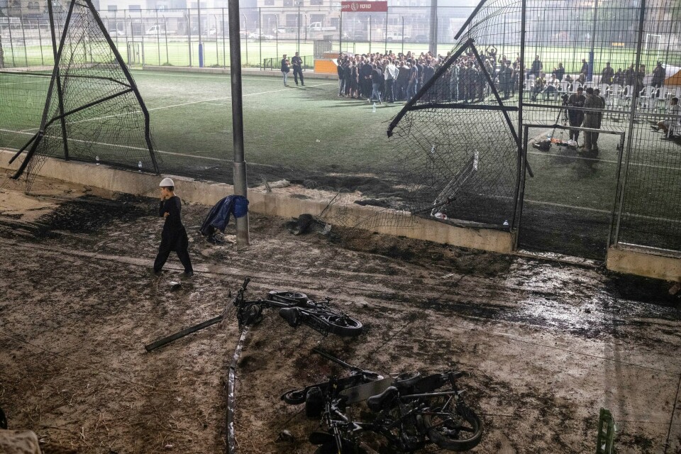 En rakett slo ned på en fotballbane i den drusiske byen Majdal Shams på Golanhøydene lørdag. Tolv barn og unge ble drept. En rakett slo ned på en fotballbane i den drusiske byen Majdal Shams på Golanhøydene lørdag. Tolv barn og unge ble drept. Foto: Leo Correa / AP / NTB