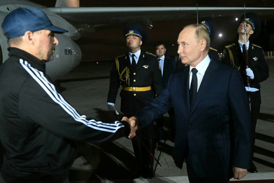 Leiemorderen Vadim Krasikov blir ønsket velkommen til russisk jord av Vladimir Putin. Russlands president Vladimir Putin hilser på den dømte drapsmannen Vadim Krasikov som ble satt fri fra et fengsel i Berlin i bytte mot to amerikanere og flere russiske opposisjonelle. Foto: Mikhail Voskresensky / Sputnik / AP / NTB