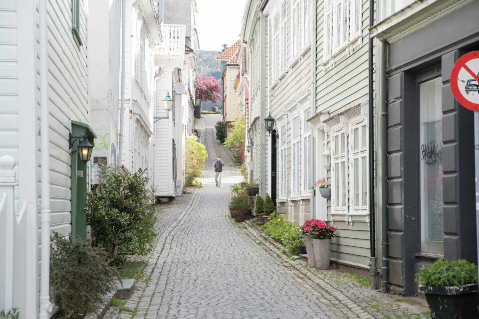 DNB Eiendom opplyser i en pressemelding at det går betydeligere raskere å selge i byene. Til tross for en travel sommer, er det stabile priser i boligmarkedet. Bergen sentrum har mange små brosteinsbelagte gater og smau. Men utenfor bykjernen er gatene større. Foto: Terje Pedersen / NTB