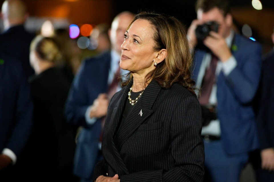 Visepresident Kamala Harris er Demokratenes presidentkandidat, etter at sittende president Joe Biden nylig trakk seg fra å stille til gjenvalg. Vice President Kamala Harris watches as Evan Gershkovich, Alsu Kurmasheva and Paul Whelan reunite with family members at Andrews Air Force Base, Md., following their release as part of a 24-person prisoner swap between Russia and the United States, Friday, Aug. 2, 2024. (AP Photo/Alex Brandon)