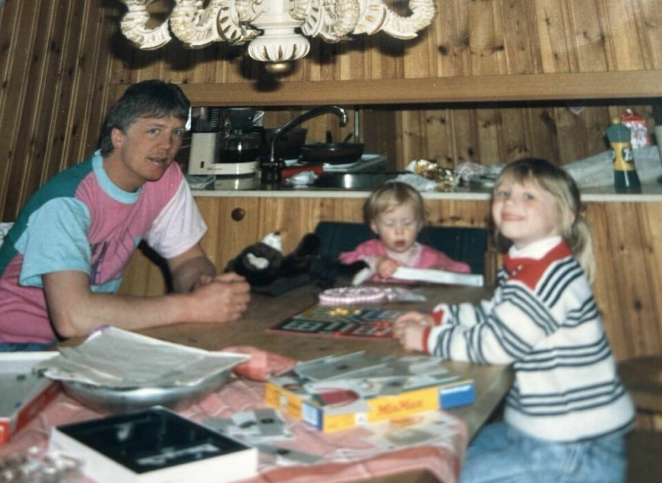 Josef Heng og døtrene Kristine (til høyre) og Lise, som da var rundt to år gammel. Lise