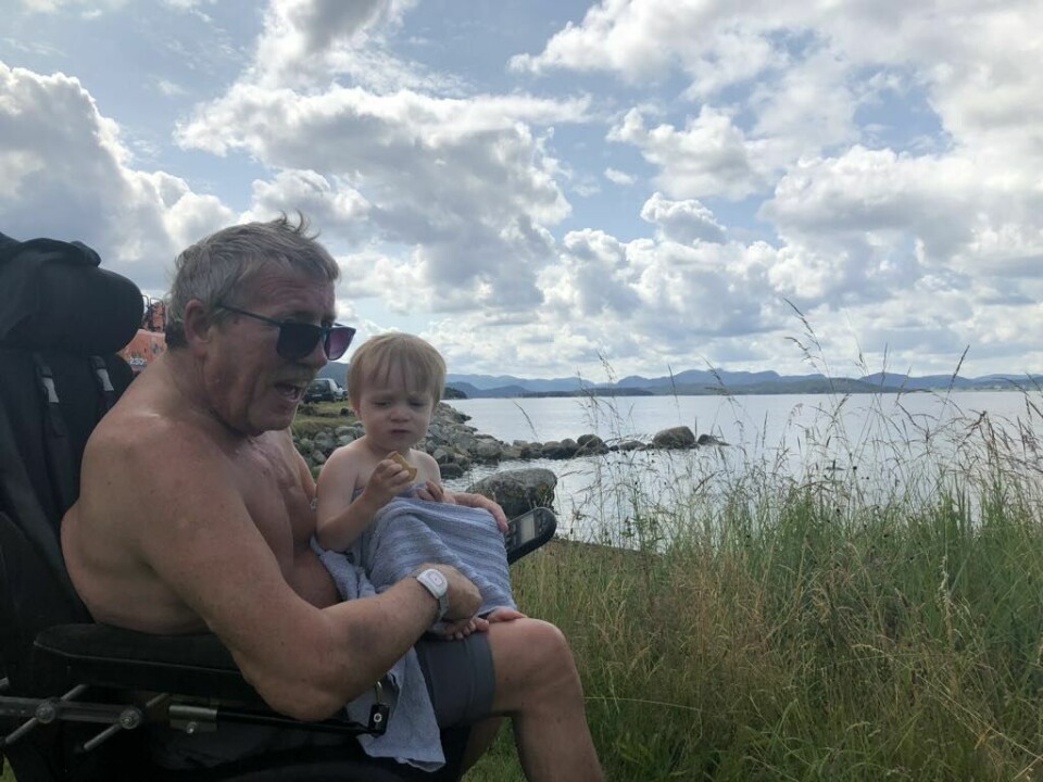 Josef Heng sammen med barnebarnet Theodor en sommerdag i 2019. I dag er Josef fullstendig pleietrengende.. JH